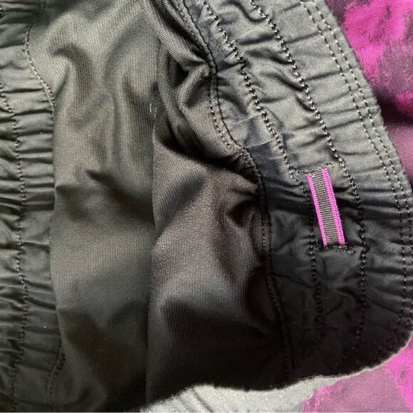 Lululemon Tracker Short III *4-way StretchBreezie Regal Plum Black / Black sz 8 - Picture 8 of 11